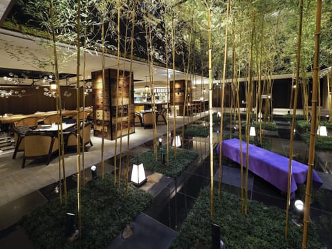 Breakfast, lunch and dinner served