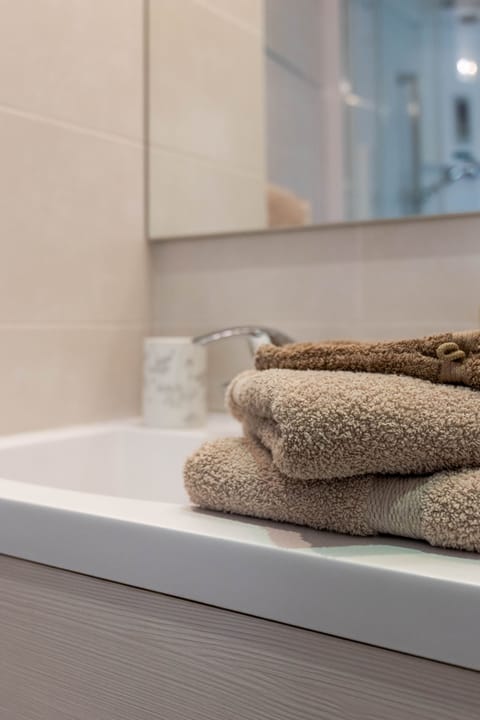 Basic Studio (Burkina) | Bathroom sink