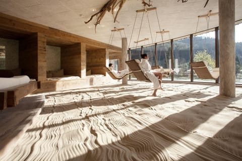 Couples treatment rooms, sauna, hot tub, steam room, body treatments