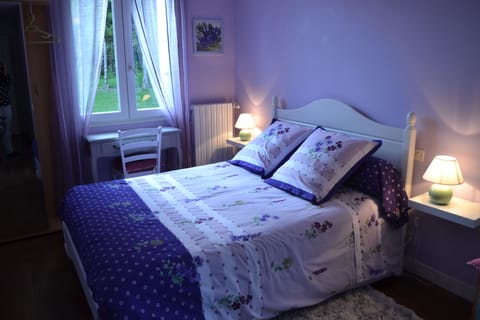 Double Room (Violine) | Individually decorated, individually furnished, blackout drapes