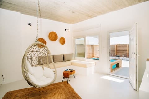 Deluxe Suite, Hot Tub | Living area | 42-inch flat-screen TV with satellite channels, TV