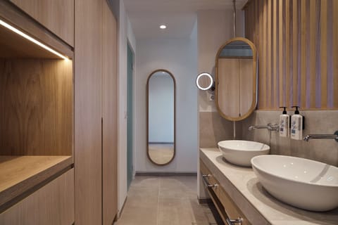 Deluxe Double Room, Private Pool | Minibar, in-room safe, desk, soundproofing