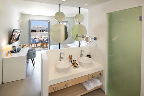 Deluxe Double Room, Jetted Tub (Balcony) | Bathroom | Bathrobes, slippers, towels