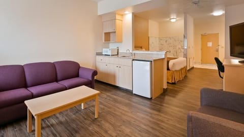 1 Queen Bed, Dune View Jetted Tub (Dog-Friendly Room) | Desk, laptop workspace, bed sheets