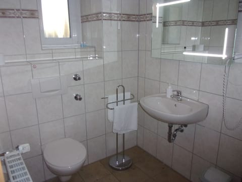 Double Room | Bathroom | Shower, hair dryer, bathrobes, towels