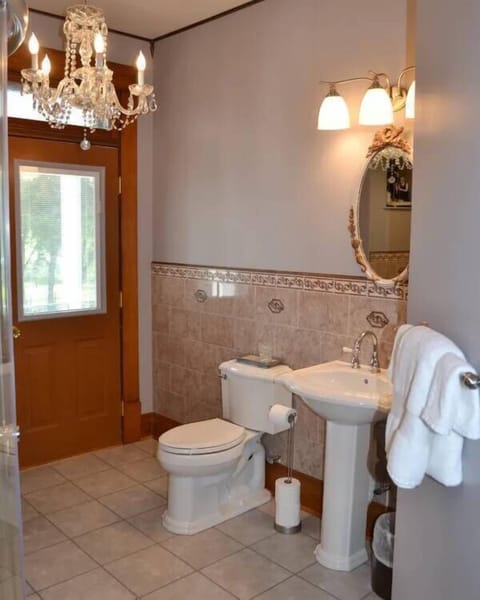 Mississippi Room | Bathroom | Shower, towels