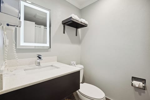Combined shower/tub, hair dryer, towels