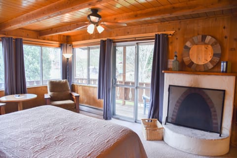 Romantic Room, 1 King Bed, Balcony, Mountain View / Upper Floor (No Pets) | Premium bedding, free WiFi, bed sheets