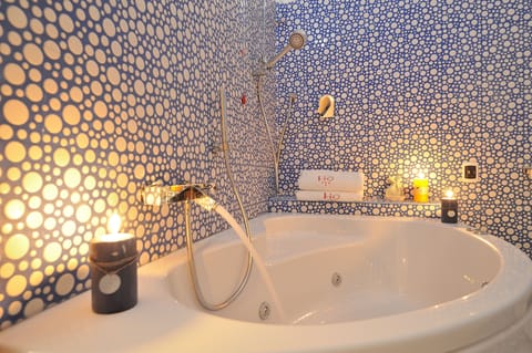 Suite | Bathroom | Free toiletries, hair dryer, bidet, towels