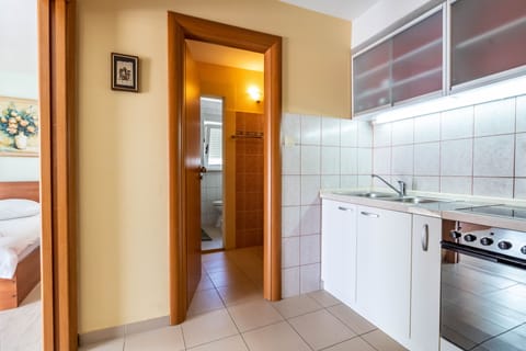 Studio, Garden View | Private kitchen | Electric kettle