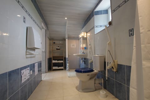 Room (Mer) | Bathroom | Shower, rainfall showerhead, hair dryer, slippers