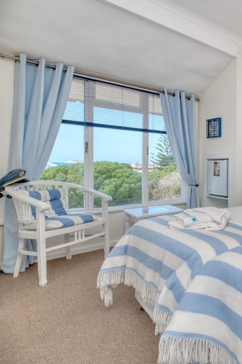 Standard Twin Room | Premium bedding, minibar, in-room safe, laptop workspace