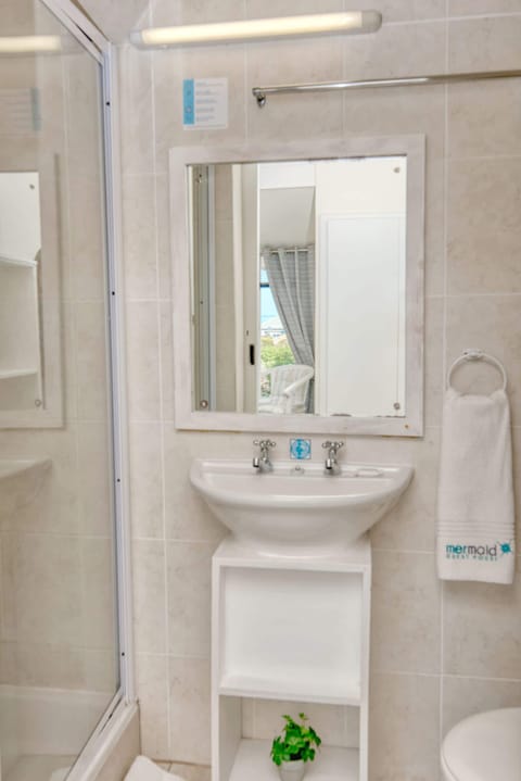 Standard Twin Room | Bathroom | Shower, free toiletries, hair dryer, towels