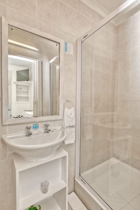 Economy Double Room | Bathroom shower