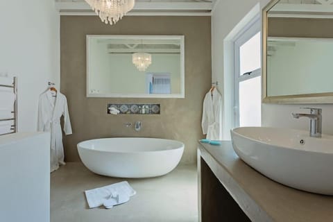 Executive Double Room, 1 King Bed, Ocean View | Bathroom | Hair dryer, towels, soap, shampoo