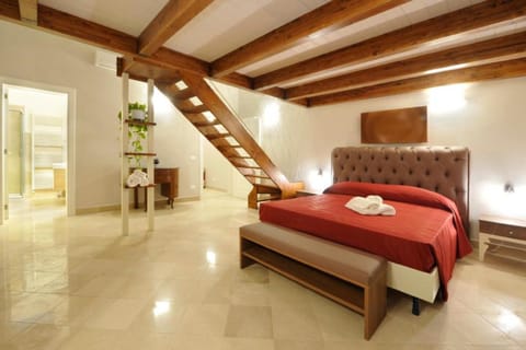Deluxe Suite | In-room safe, individually decorated, individually furnished, desk