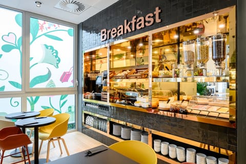 Daily full breakfast (EUR 17 per person)
