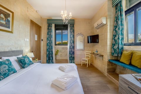 Classic Double Room | Desk, iron/ironing board, free WiFi, bed sheets