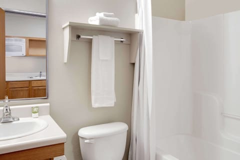 Combined shower/tub, towels