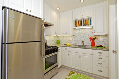 Deluxe Studio, 1 King Bed | Private kitchen | Fridge, stovetop, coffee/tea maker, cookware/dishes/utensils