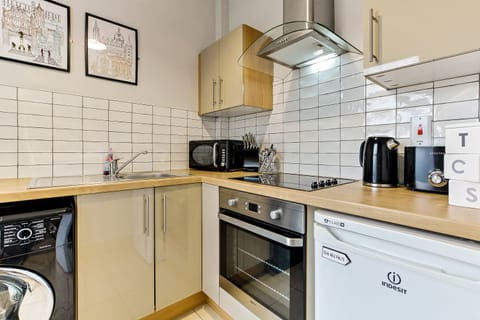 Private kitchen | Fridge, microwave, oven, coffee/tea maker