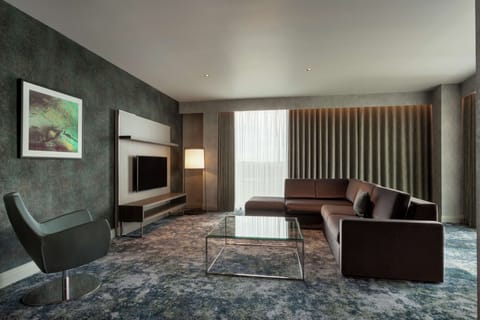 Executive Suite, 1 Bedroom | Premium bedding, pillowtop beds, minibar, in-room safe