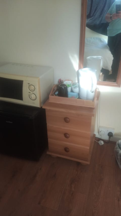 Basic Single Room, Ensuite (bowleaze) | Food and drink