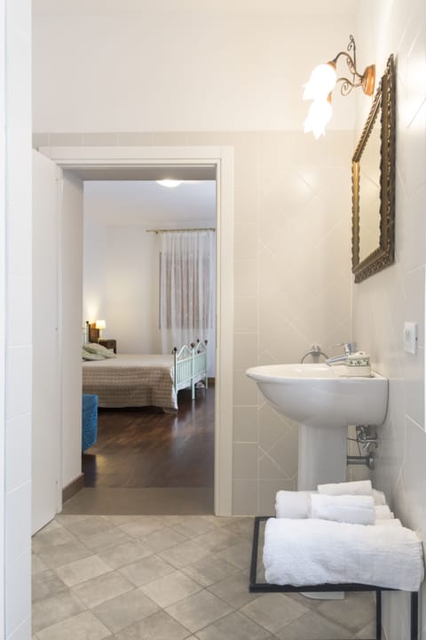 Comfort Room | Bathroom | Shower, free toiletries, hair dryer, bathrobes