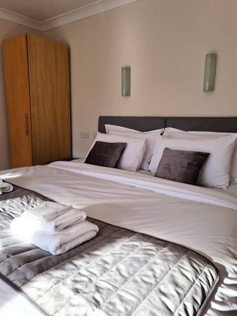 Deluxe Double Room, 1 King Bed, Private Bathroom | 1 bedroom, desk, soundproofing, free WiFi