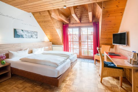 Blackout drapes, rollaway beds, free WiFi, bed sheets