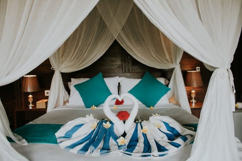 Bungalow, 1 Double Bed, Pool View | Desk, free WiFi