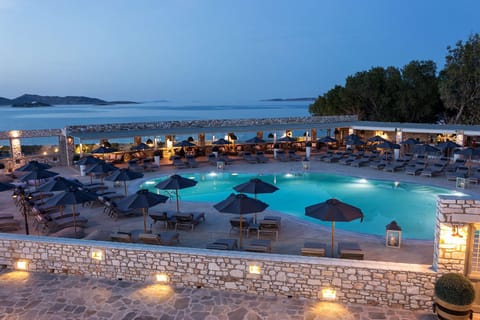 Seasonal outdoor pool, free cabanas, pool umbrellas