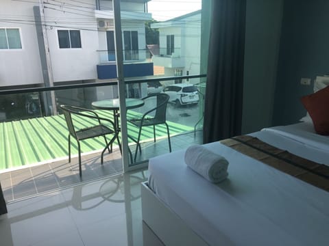 Junior Studio, 1 King Bed with Sofa bed | Blackout drapes, free WiFi, bed sheets