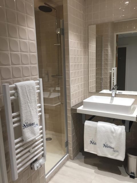 Shower, hair dryer, shampoo, toilet paper