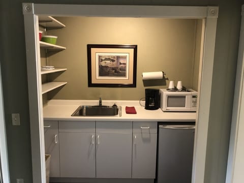 Suite, Ensuite (Rm 17, 1st Floor, Non-ADA) | Private kitchen