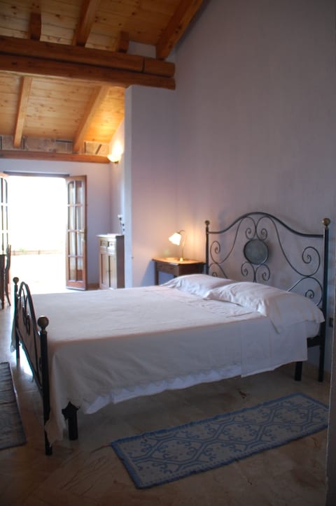 Double Room, 1 Queen Bed, Non Smoking | Cribs/infant beds, free WiFi, bed sheets