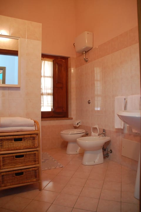 Shower, rainfall showerhead, free toiletries, hair dryer