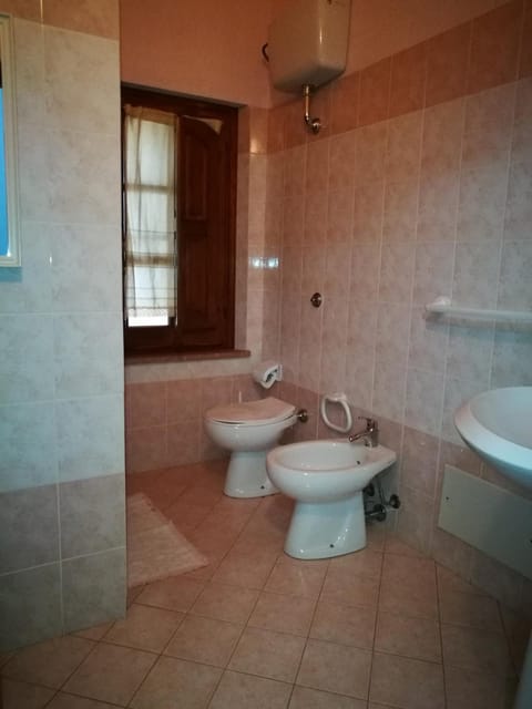 Shower, rainfall showerhead, free toiletries, hair dryer