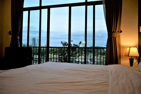 Minibar, desk, blackout drapes, WiFi (free)