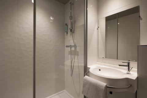 Twin Room, 2 Twin Beds, Non Smoking | Bathroom | Shower, free toiletries, hair dryer, towels