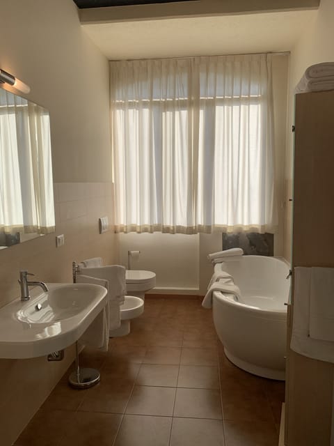 Superior Room | Bathroom | Deep soaking tub, rainfall showerhead, free toiletries, hair dryer