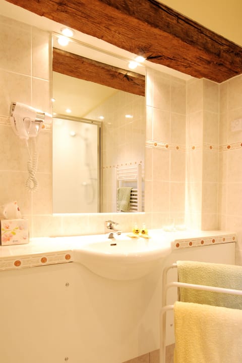 Comfort Twin Room, Private Bathroom (La Loge de Vigne) | Bathroom | Towels, soap, shampoo, toilet paper