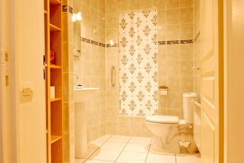 Classic Double Room, Private Bathroom, Garden View (Le Frère Tourier) | Bathroom | Towels, soap, shampoo, toilet paper