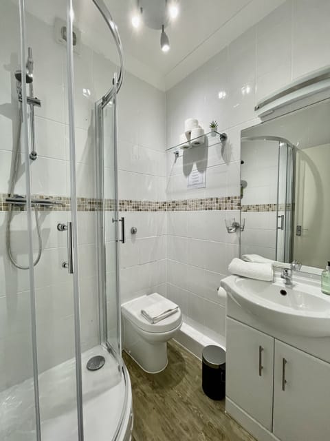 Twin Room | Bathroom | Shower, free toiletries, hair dryer, towels