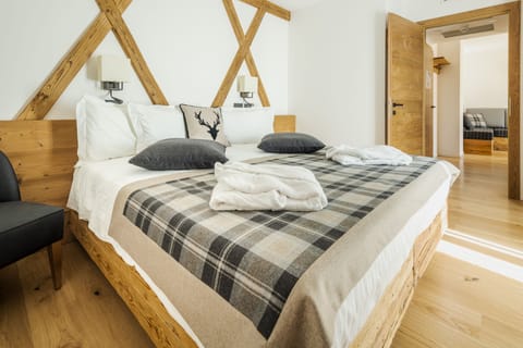 Suite Queen Deluxe Tofana | Minibar, in-room safe, individually furnished, desk