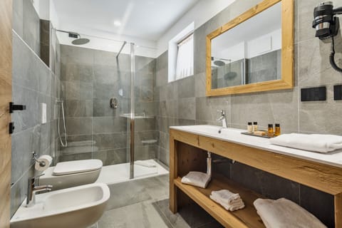 Suite Queen Deluxe Tofana | Bathroom | Shower, hair dryer, bathrobes, slippers