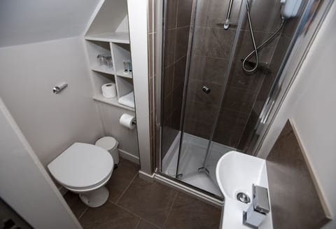 Deluxe Twin | Bathroom | Shower, free toiletries, hair dryer, towels