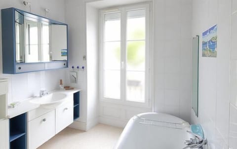 Classic Double Room (Lorelei) | Bathroom | Free toiletries, hair dryer, towels, soap