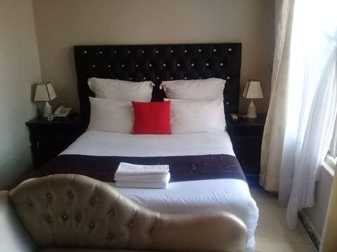 Premium bedding, down comforters, minibar, in-room safe