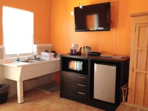 Standard Room, 1 Queen Bed, Kitchenette | Private kitchenette | Fridge, microwave, coffee/tea maker